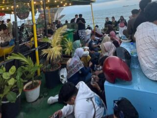 Penumpang tujuan Batam saat menunggu proses Boarding di Pelabuhan RoRo Uban, Senin (29/06) sore.