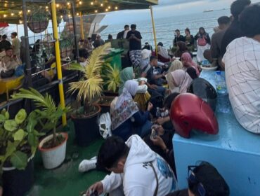Penumpang tujuan Batam saat menunggu proses Boarding di Pelabuhan RoRo Uban, Senin (29/06) sore.