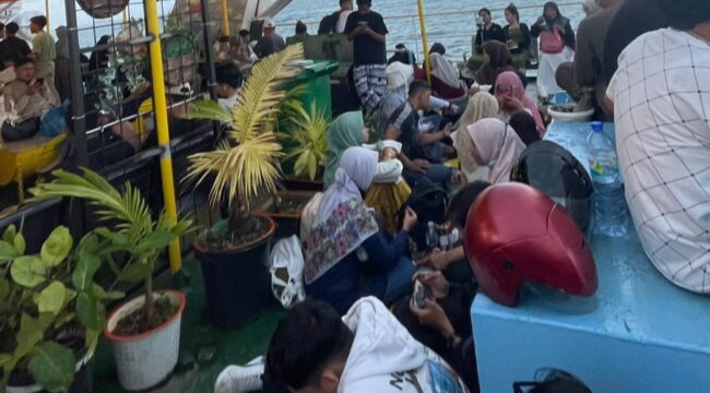 Penumpang tujuan Batam saat menunggu proses Boarding di Pelabuhan RoRo Uban, Senin (29/06) sore.