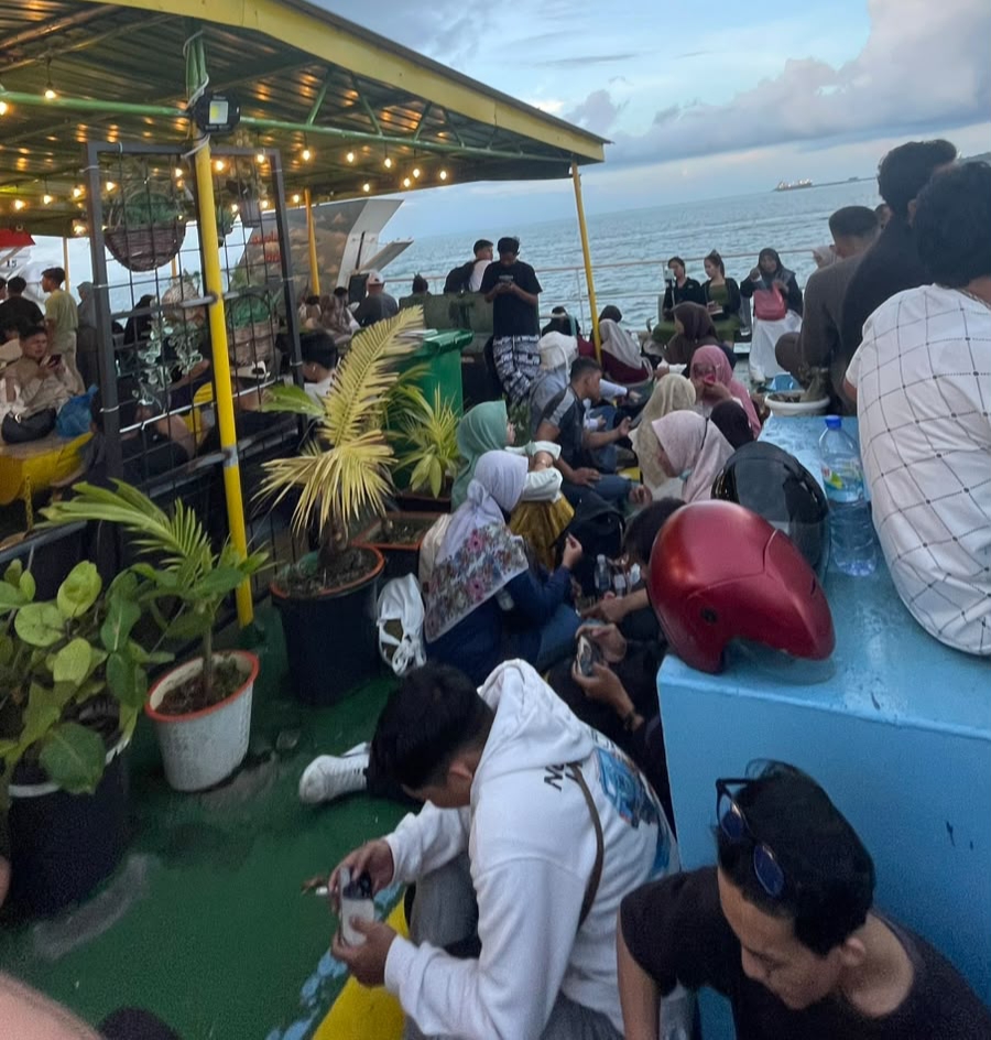 Penumpang tujuan Batam saat menunggu proses Boarding di Pelabuhan RoRo Uban, Senin (29/06) sore.