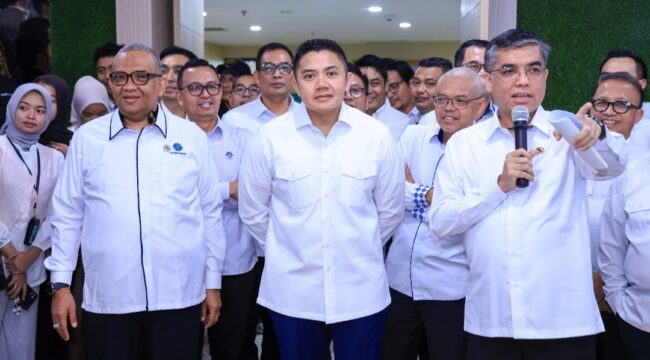 Menteri Ketenagakerjaan Yassierli bersama Sekretaris Kabinet (Seskab) Teddy Indra Wijaya meluncurkan Program Pemagangan Nasional (MagangHub) Angkatan II Tahun 2026 di Jakarta, Senin (29/6/2026).