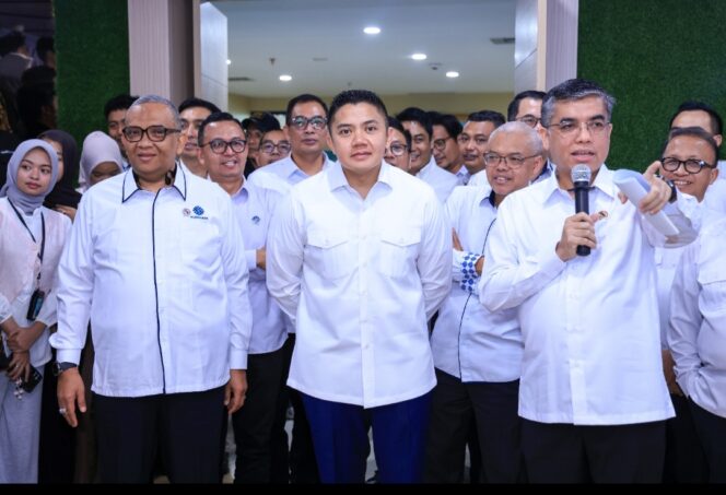 
					Menteri Ketenagakerjaan Yassierli bersama Sekretaris Kabinet (Seskab) Teddy Indra Wijaya meluncurkan Program Pemagangan Nasional (MagangHub) Angkatan II Tahun 2026 di Jakarta, Senin (29/6/2026).