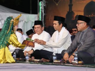 Gubernur Ansar menghadiri acara Tanjungpinang Bermunajad yang diselenggarakan Pemko Tanjungpinang, Kamis (25/06) malam, dengan menghadirkan Ustadz Abdul Somad 
