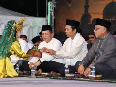 Gubernur Ansar menghadiri acara Tanjungpinang Bermunajad yang diselenggarakan Pemko Tanjungpinang, Kamis (25/06) malam, dengan menghadirkan Ustadz Abdul Somad 