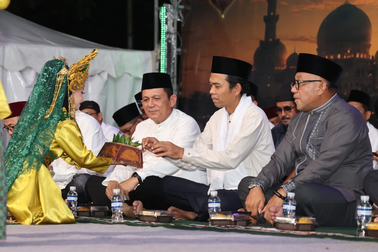 Gubernur Ansar menghadiri acara Tanjungpinang Bermunajad yang diselenggarakan Pemko Tanjungpinang, Kamis (25/06) malam, dengan menghadirkan Ustadz Abdul Somad