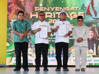Di sela pelaksanaan Penyengat Heritage 2026 di Balai Adat Pulau Penyengat, Sabtu (20/6), Gubernur Kepulauan Riau Ansar Ahmad dan Wakil Gubernur Nyanyang Haris Pratamura menerima langsung dokumen dukungan pembangunan Museum dan Monumen Bahasa Nasional Indonesia dari tokoh agama, tokoh masyarakat, serta masyarakat Pulau Penyengat.