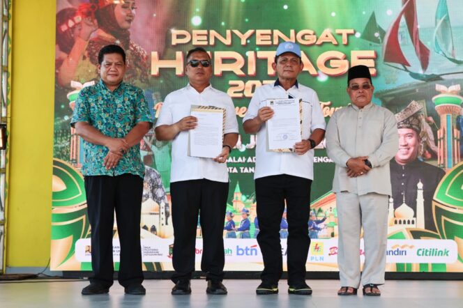 
					Di sela pelaksanaan Penyengat Heritage 2026 di Balai Adat Pulau Penyengat, Sabtu (20/6), Gubernur Kepulauan Riau Ansar Ahmad dan Wakil Gubernur Nyanyang Haris Pratamura menerima langsung dokumen dukungan pembangunan Museum dan Monumen Bahasa Nasional Indonesia dari tokoh agama, tokoh masyarakat, serta masyarakat Pulau Penyengat.