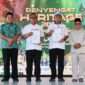 Di sela pelaksanaan Penyengat Heritage 2026 di Balai Adat Pulau Penyengat, Sabtu (20/6), Gubernur Kepulauan Riau Ansar Ahmad dan Wakil Gubernur Nyanyang Haris Pratamura menerima langsung dokumen dukungan pembangunan Museum dan Monumen Bahasa Nasional Indonesia dari tokoh agama, tokoh masyarakat, serta masyarakat Pulau Penyengat.
