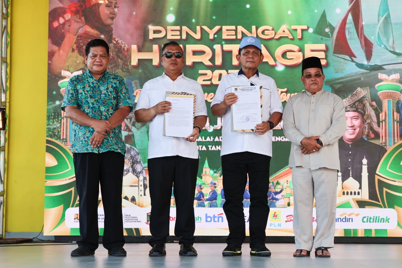 Di sela pelaksanaan Penyengat Heritage 2026 di Balai Adat Pulau Penyengat, Sabtu (20/6), Gubernur Kepulauan Riau Ansar Ahmad dan Wakil Gubernur Nyanyang Haris Pratamura menerima langsung dokumen dukungan pembangunan Museum dan Monumen Bahasa Nasional Indonesia dari tokoh agama, tokoh masyarakat, serta masyarakat Pulau Penyengat.