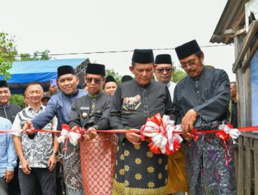 Gubernur Ansar, didampingi Bupati dan Wakil Bupati Karimun. 