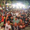 Ribuan masyarakat Tanjungpinang memadati kawasan Median Jalan Bandara Raja Haji Fisabilillah untuk mengikuti kegiatan Nonton Bareng (Nobar) Bola Gembira Piala Dunia 2026 partai final antara Spanyol melawan Argentina yang digelar bersama Gubernur Kepulauan Riau H Ansar Ahmad, Senin (20/7/2026).