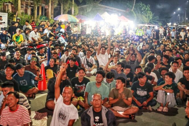 
					Ribuan masyarakat Tanjungpinang memadati kawasan Median Jalan Bandara Raja Haji Fisabilillah untuk mengikuti kegiatan Nonton Bareng (Nobar) Bola Gembira Piala Dunia 2026 partai final antara Spanyol melawan Argentina yang digelar bersama Gubernur Kepulauan Riau H Ansar Ahmad, Senin (20/7/2026).