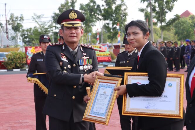 
					Polres Bintan memberikan penghargaan kepada sejumlah personel yang dinilai berprestasi, khususnya dalam pengungkapan berbagai kasus tindak pidana.