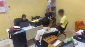Tersangka NZ (24) yang diduga menganiaya seorang karyawati Hotel Four Points by Sheraton Lagoi, Kabupaten Bintan pada Selasa (16/06) lalu saat diinterogasi penyidik Unit Reskrim Polsek Bintan Bintan Utara. Foto-Yuli