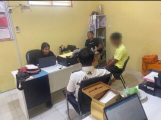 Tersangka NZ (24) yang diduga menganiaya seorang karyawati Hotel Four Points by Sheraton Lagoi, Kabupaten Bintan pada Selasa (16/06) lalu saat diinterogasi penyidik Unit Reskrim Polsek Bintan Bintan Utara. Foto-Yuli