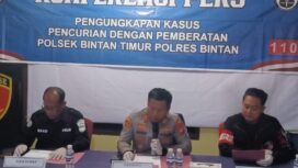 Tengah, Kapolsek Bintan Timur, AKP Aang Setiawan saat menggelar jumpa Pers, Selasa (30/01).