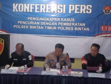 Tengah, Kapolsek Bintan Timur, AKP Aang Setiawan saat menggelar jumpa Pers, Selasa (30/01).