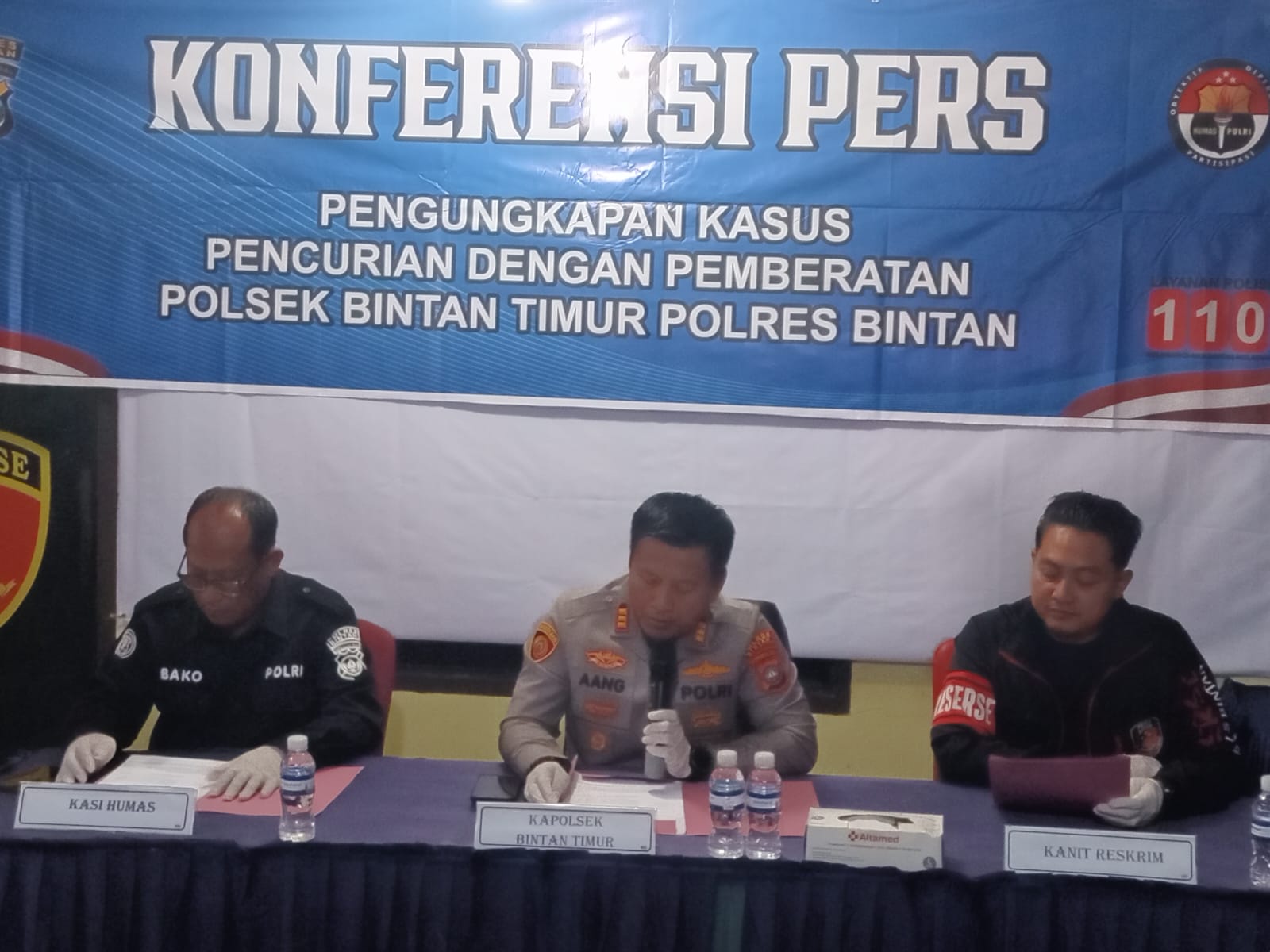 Tengah, Kapolsek Bintan Timur, AKP Aang Setiawan saat menggelar jumpa Pers, Selasa (30/01).