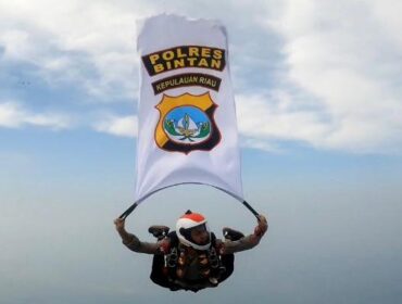 AKP Raden Bimo Dwi Lambang saat terjun payung di atas Istana Negara dengan membawa bendara Polres Bintan pada perayaan HUT Bhayangkara Ke-80 di Istana Jakarta.