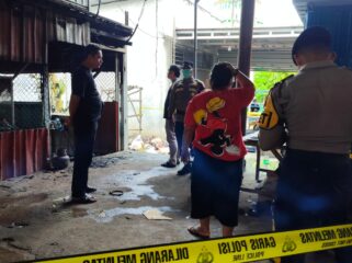 Tim Kepolisian saat melaksanakan pengecekan lokasi kebakaran di Ganet, Kamis (02/07)