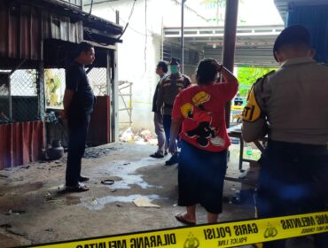 Tim Kepolisian saat melaksanakan pengecekan lokasi kebakaran di Ganet, Kamis (02/07)