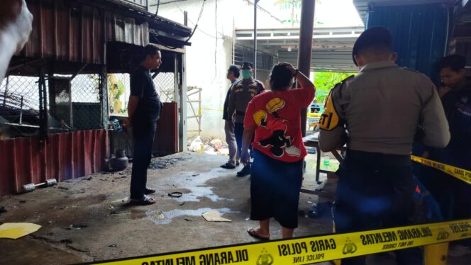 
					Tim Kepolisian saat melaksanakan pengecekan lokasi kebakaran di Ganet, Kamis (02/07)