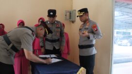 Kapolres Bintan, AKBP Argya Satrya Bhawana saat memimpin upacara serah terima jabatan Kasat Narkoba dan Kabag SDM, Kamis (02/07)