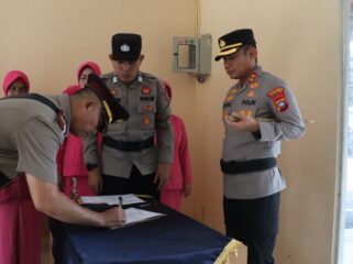 Kapolres Bintan, AKBP Argya Satrya Bhawana saat memimpin upacara serah terima jabatan Kasat Narkoba dan Kabag SDM, Kamis (02/07)