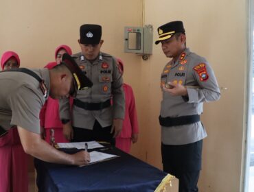 Kapolres Bintan, AKBP Argya Satrya Bhawana saat memimpin upacara serah terima jabatan Kasat Narkoba dan Kabag SDM, Kamis (02/07)
