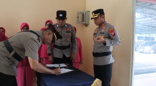 Kapolres Bintan, AKBP Argya Satrya Bhawana saat memimpin upacara serah terima jabatan Kasat Narkoba dan Kabag SDM, Kamis (02/07)