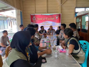 Polsek Jemaja Gelar Jumat Curhat Bersama Mahasiswa KKN UGM, Bahas Lingkungan hingga Kamtibmas

