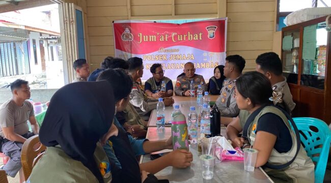 Polsek Jemaja Gelar Jumat Curhat Bersama Mahasiswa KKN UGM, Bahas Lingkungan hingga Kamtibmas
