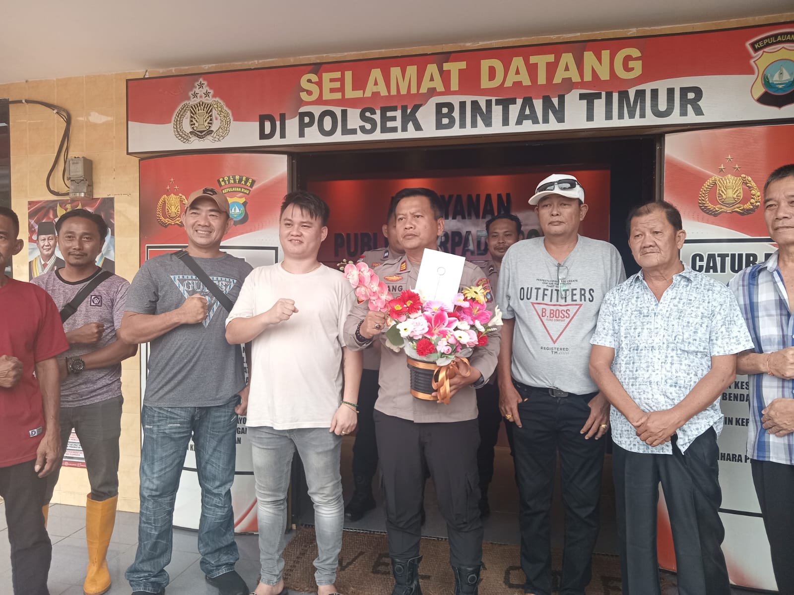 Polsek Bintan Timur Banjir Karangan Bunga Usai Ungkap Kasus Pencurian Hiolo di Vihara Polsek Bintan Timur Banjir Karangan Bunga Usai Ungkap Kasus Pencurian Hiolo di Vihara