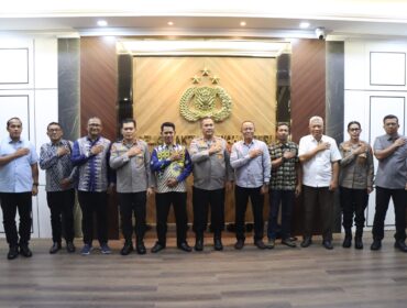 Polda Kepulauan Riau (Kepri) dan Komisi Penyiaran Indonesia Daerah (KPID) Kepri memperkuat sinergi dalam menciptakan iklim penyiaran yang sehat sekaligus mendukung terwujudnya situasi keamanan dan ketertiban masyarakat (kamtibmas) yang kondusif di wilayah Kepulauan Riau.