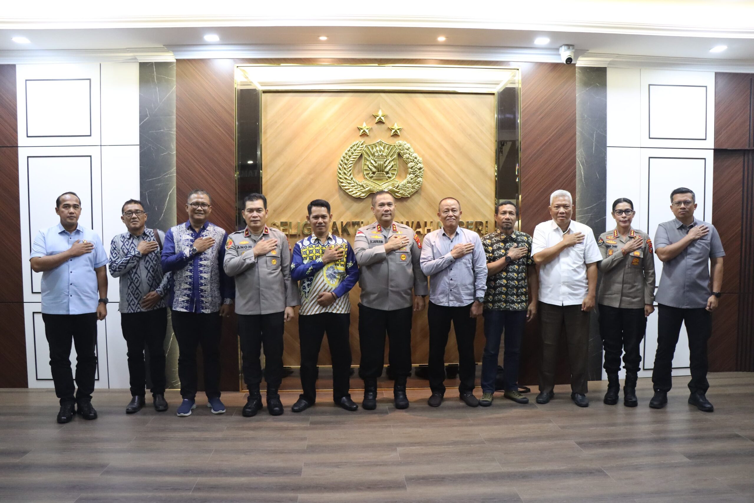 Polda Kepulauan Riau (Kepri) dan Komisi Penyiaran Indonesia Daerah (KPID) Kepri memperkuat sinergi dalam menciptakan iklim penyiaran yang sehat sekaligus mendukung terwujudnya situasi keamanan dan ketertiban masyarakat (kamtibmas) yang kondusif di wilayah Kepulauan Riau.