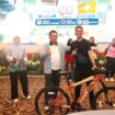 Gubernur Ansar memberikan hadiah Door Prize Jalan Santai sebelum mengikuti Nobar Piala Dunia antara Argentina vs Swis