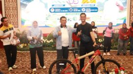 Gubernur Ansar memberikan hadiah Door Prize Jalan Santai sebelum mengikuti Nobar Piala Dunia antara Argentina vs Swis