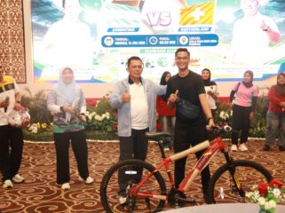 Gubernur Ansar memberikan hadiah Door Prize Jalan Santai sebelum mengikuti Nobar Piala Dunia antara Argentina vs Swis 