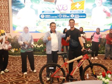 Gubernur Ansar memberikan hadiah Door Prize Jalan Santai sebelum mengikuti Nobar Piala Dunia antara Argentina vs Swis 
