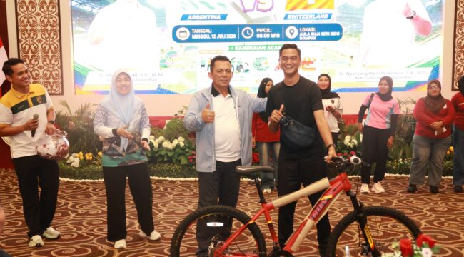 Gubernur Ansar memberikan hadiah Door Prize Jalan Santai sebelum mengikuti Nobar Piala Dunia antara Argentina vs Swis 