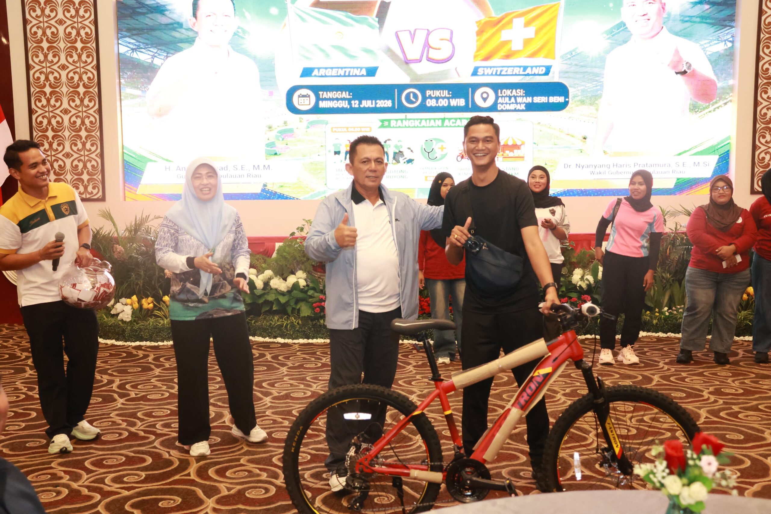 Gubernur Ansar memberikan hadiah Door Prize Jalan Santai sebelum mengikuti Nobar Piala Dunia antara Argentina vs Swis