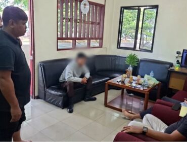Anggota Polres Bintan saat melakukan menyelesaikan kasus pencurian Handpone millik Wisatawan Asing di Lagoy.
