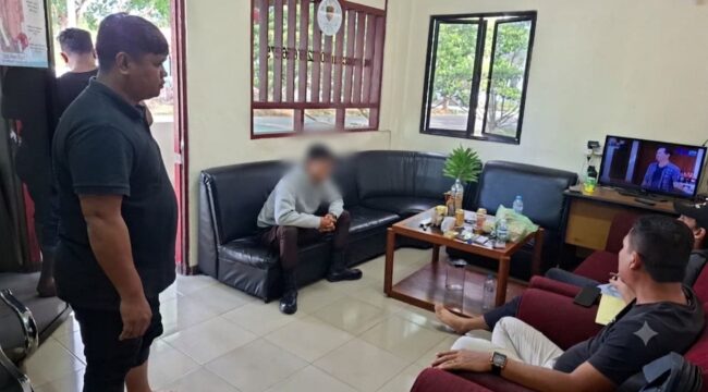 Anggota Polres Bintan saat melakukan menyelesaikan kasus pencurian Handpone millik Wisatawan Asing di Lagoy.