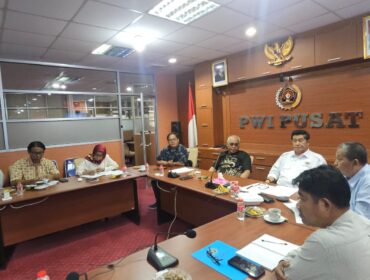 Ketua PWI Pusat memimpin rapat bersama pengurus PWI