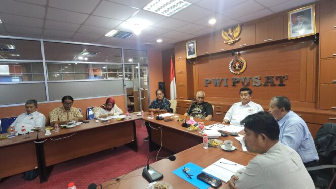 
					Ketua PWI Pusat memimpin rapat bersama pengurus PWI