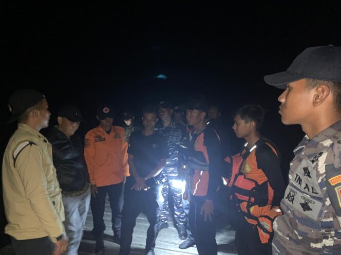 
					Petugas Gabungan melanjutkan pencarian terhadap penemuan potongan tubuh manusia di Jemaja Timur 