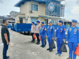 Kanit Gakkum Satpolairud Polresta Tanjungpinang, Ipda Mulyoto, S.H memimpin kegiatan sosial Jum'at berkah