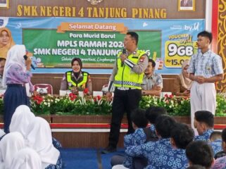 Satlantas Polresta Tanjungpinang melalui Unit Keamanan dan Keselamatan (Kamsel) menggelar kegiatan Police Goes To School dalam rangka Masa Pengenalan Lingkungan Sekolah (MPLS) di SMKN 4 Tanjungpinang