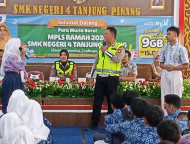 Satlantas Polresta Tanjungpinang melalui Unit Keamanan dan Keselamatan (Kamsel) menggelar kegiatan Police Goes To School dalam rangka Masa Pengenalan Lingkungan Sekolah (MPLS) di SMKN 4 Tanjungpinang