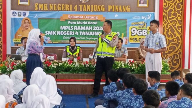 
					Satlantas Polresta Tanjungpinang melalui Unit Keamanan dan Keselamatan (Kamsel) menggelar kegiatan Police Goes To School dalam rangka Masa Pengenalan Lingkungan Sekolah (MPLS) di SMKN 4 Tanjungpinang